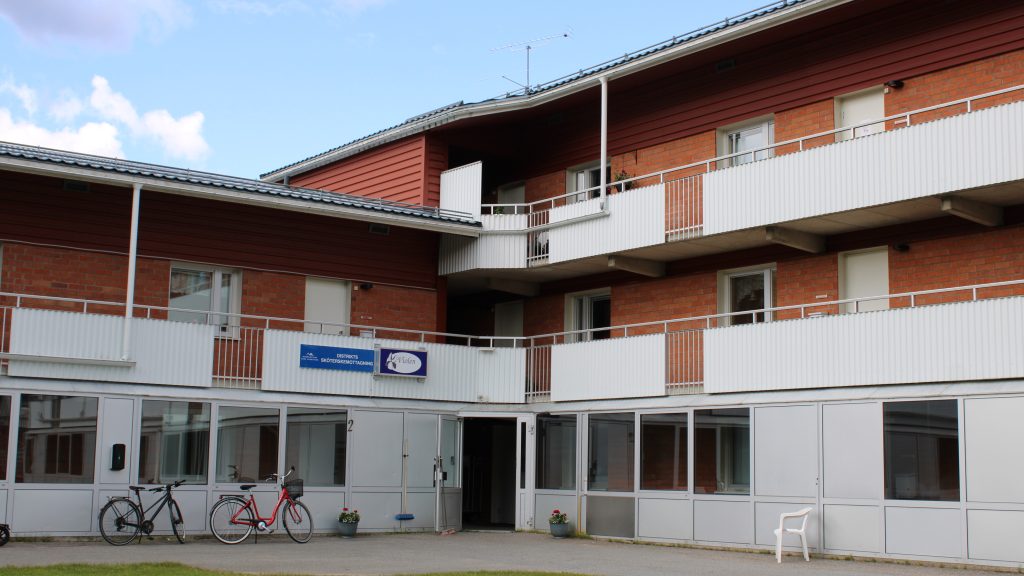 Bild på lägenhetshuset utvändigt VIOLEN