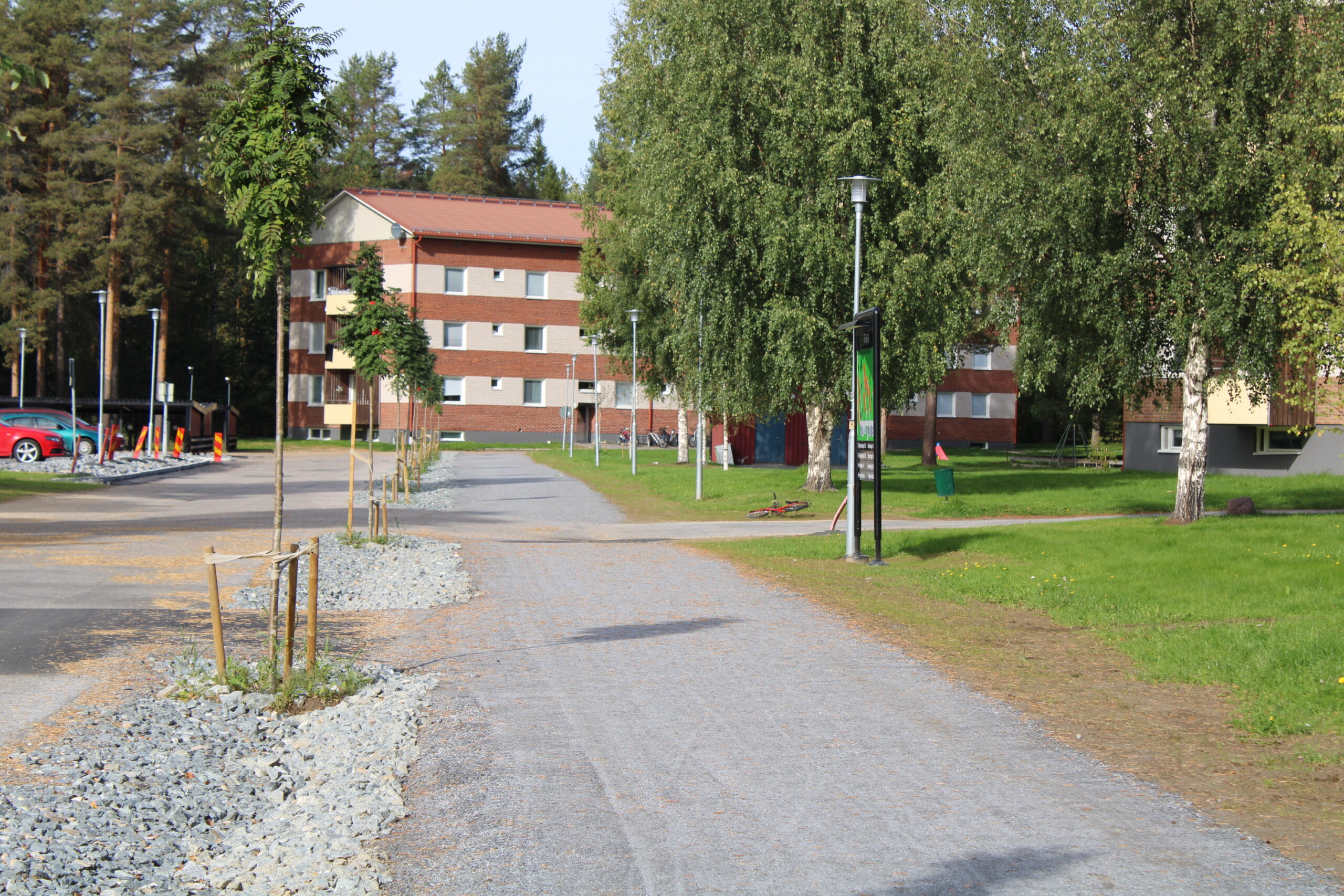 Gatan mot Brostigen. Gångväg och träd